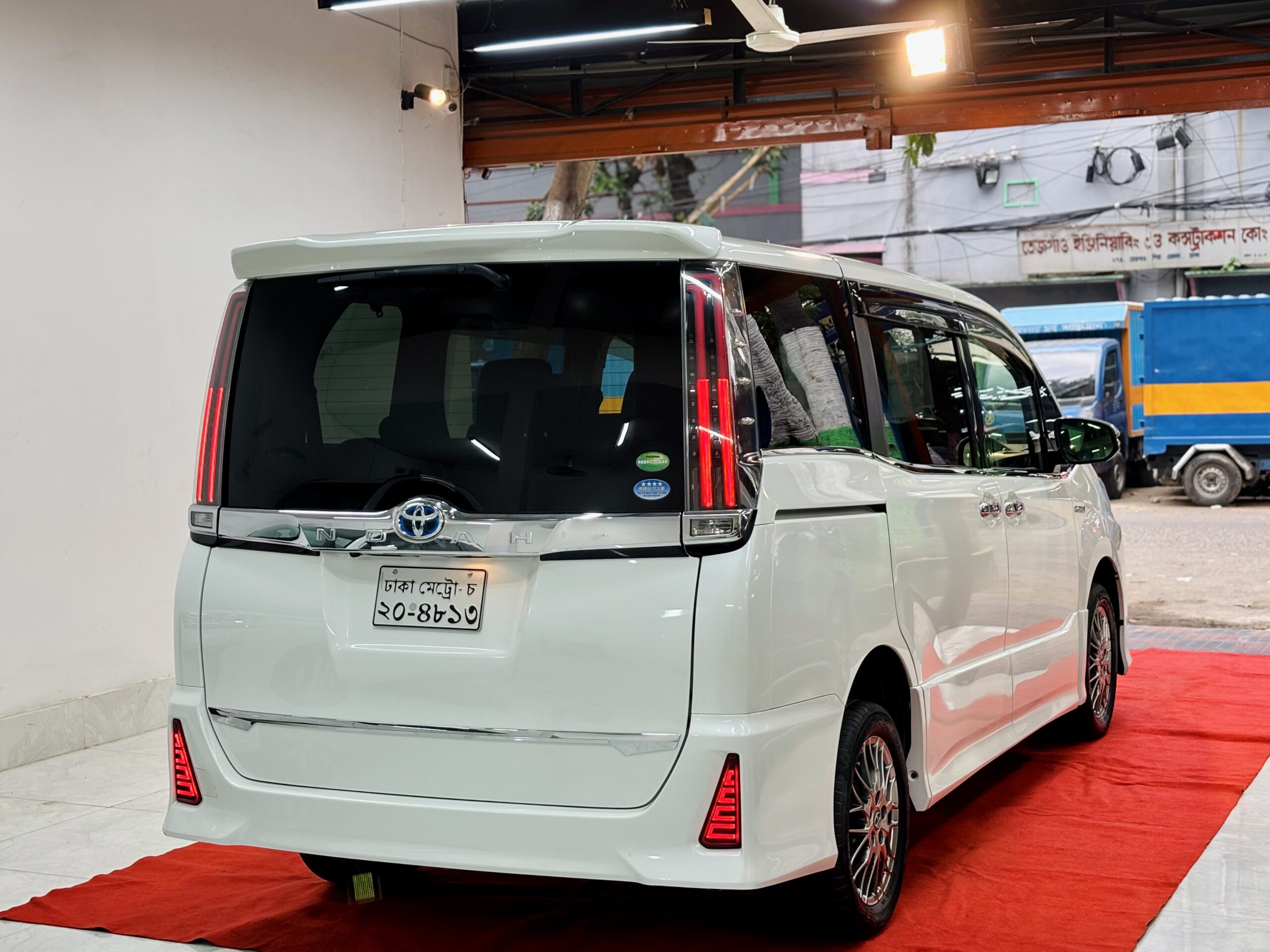 
								Toyota Noah 2018 full									